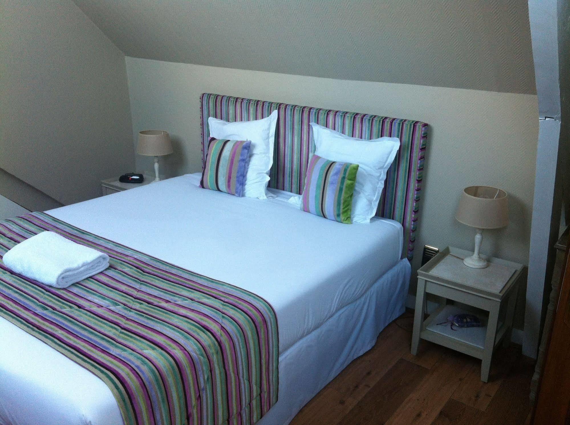 Saint Graal Bed and Breakfast Chamant Esterno foto